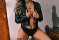 Performer arianahickss Photo 11