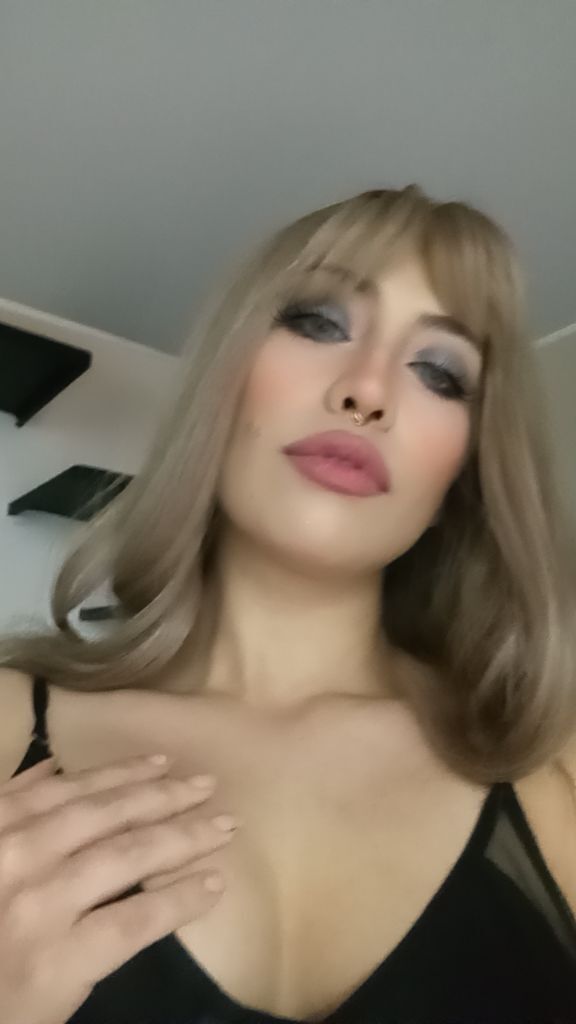 Performer EvaniaX Photo 6
