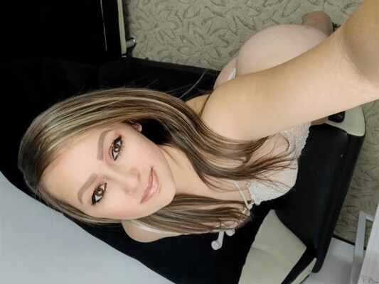 TIYNAA profilbild på webbkameramodell 