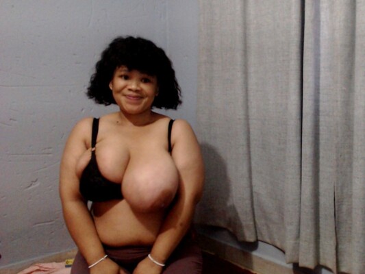 Bustybigtieties cam model profile picture 