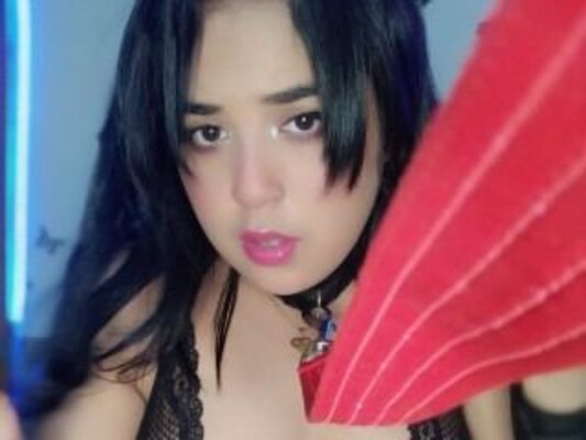 pinkiemayho profilbild på webbkameramodell 