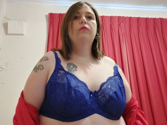 HouseWifeCourtneyElectrix cam model profile picture 