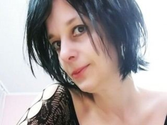 SweetLongLips cam model profile picture 