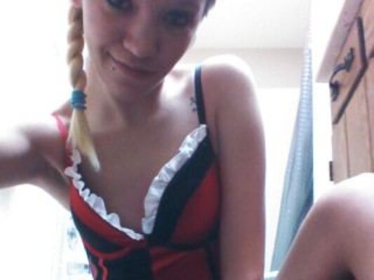 BlondeBombshell18 cam model profile picture 