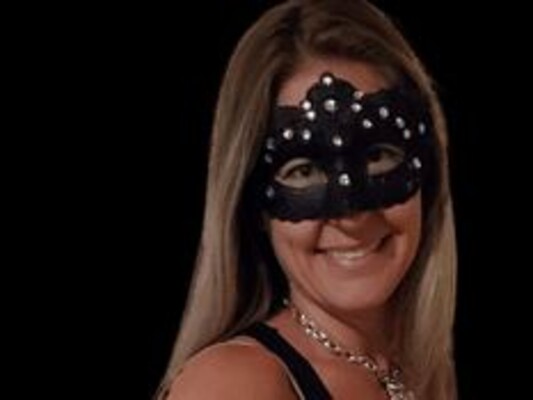 maskedhousewife cam model profile picture 