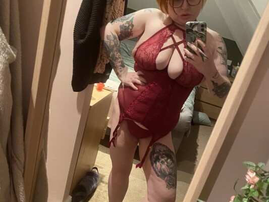 CurvyTattooedSwitch profilbild på webbkameramodell 