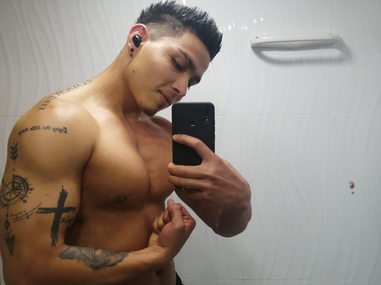 Imagen de perfil de modelo de cámara web de AlessandroM