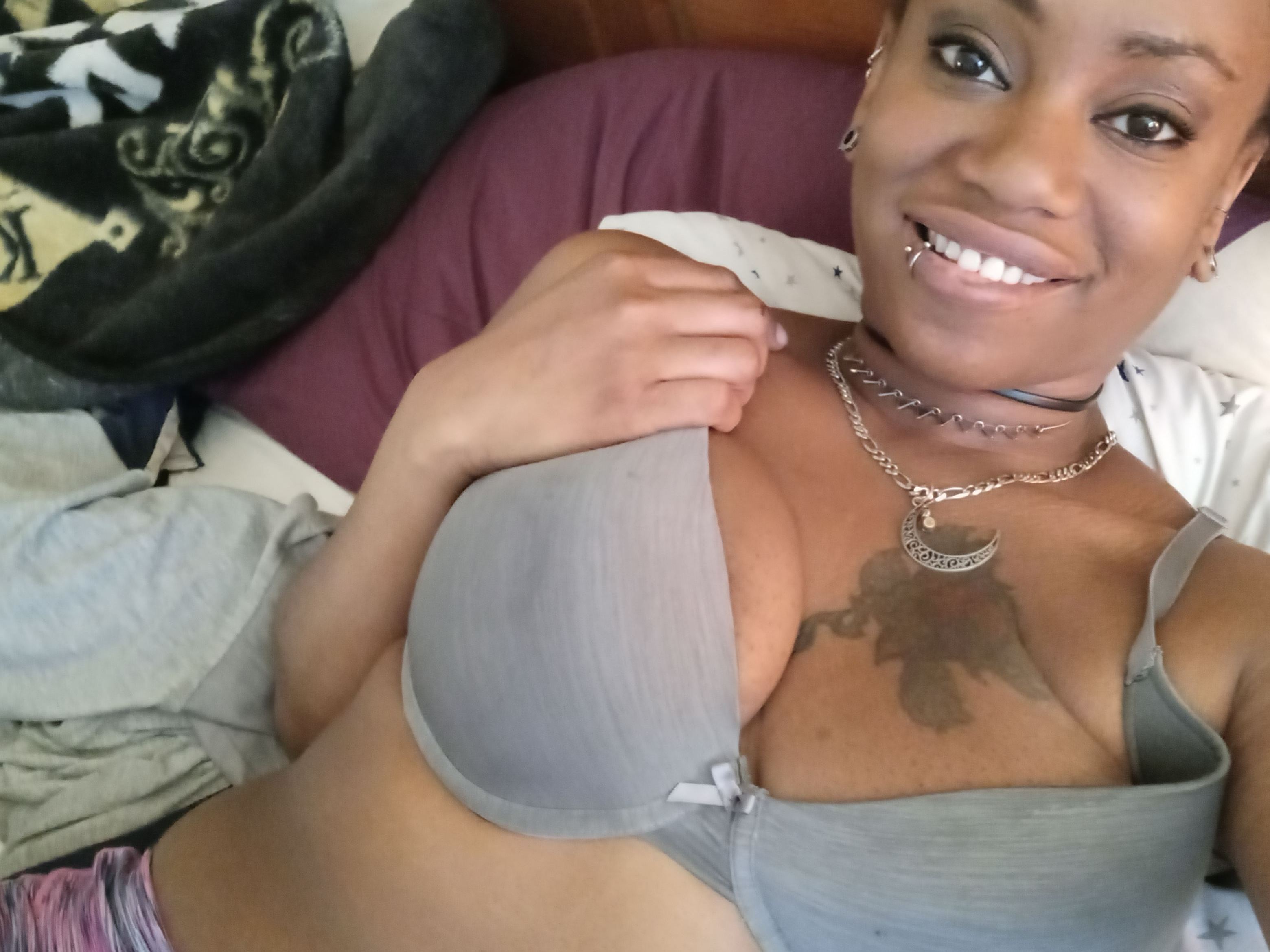 FoxyBrat cam model profile picture 