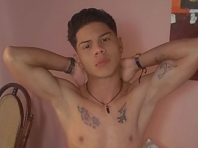 Foto de perfil de modelo de webcam de AlessandroBaez 