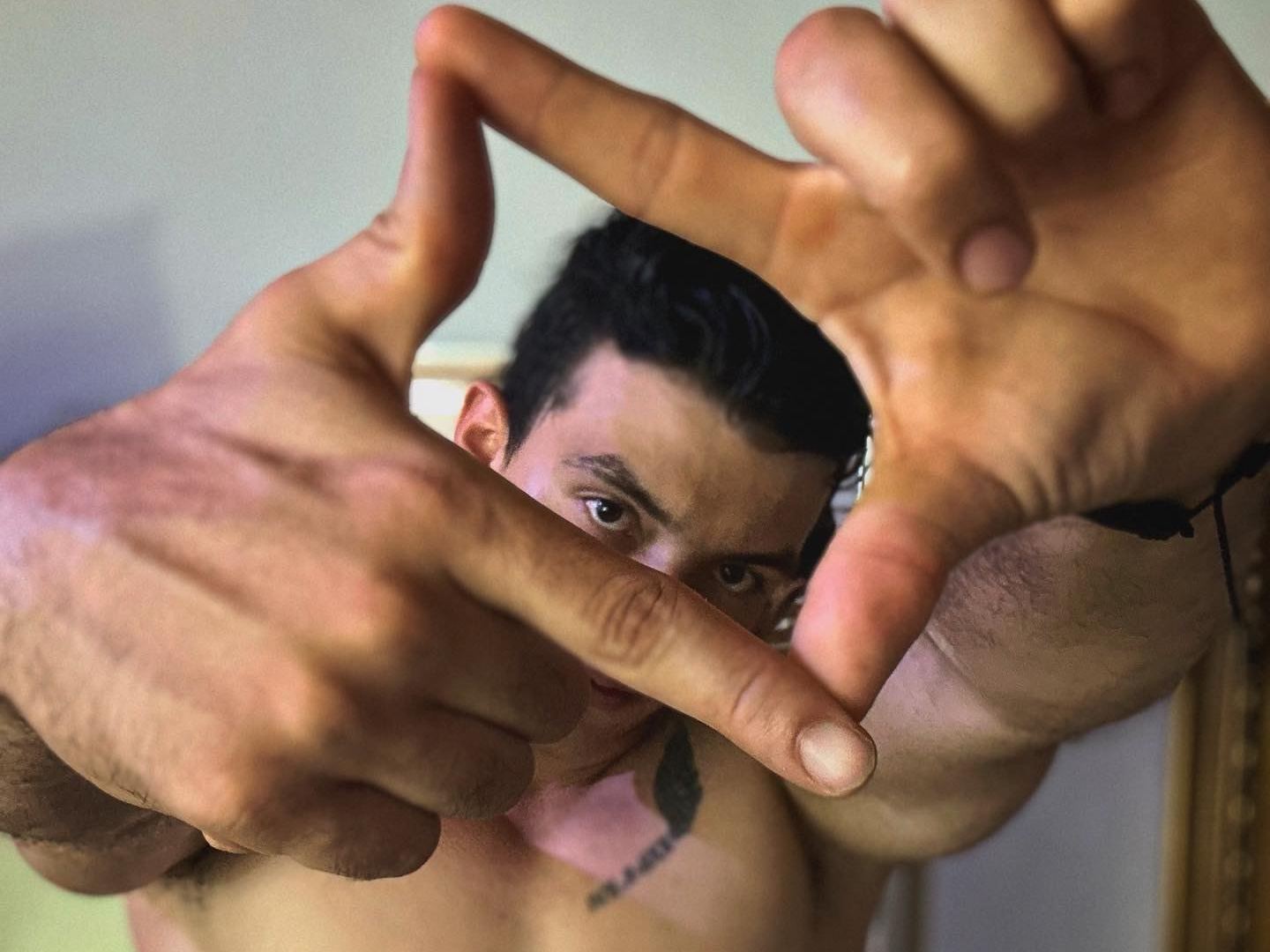 Aquiles102 profilbild på webbkameramodell