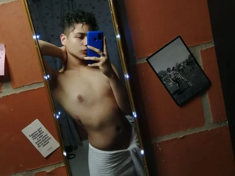 Aroncruz cam model profile picture