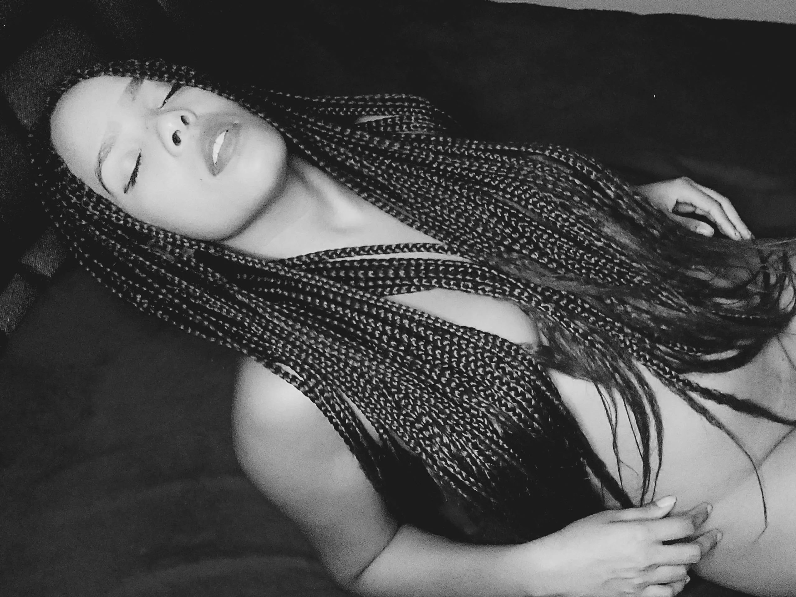 evacurlyx cam model profile picture