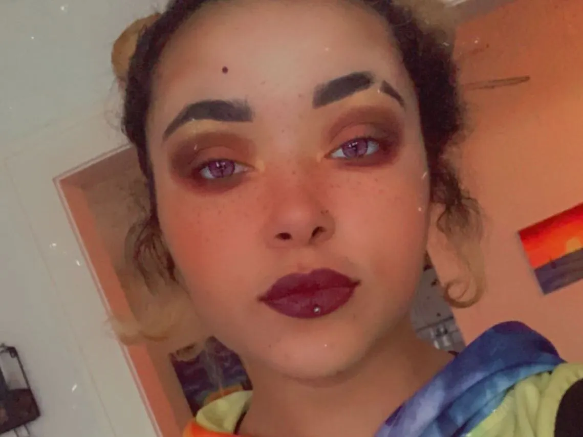 StrawBeriii cam model profile picture