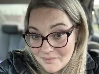 CurveyKelly profielfoto van cam model