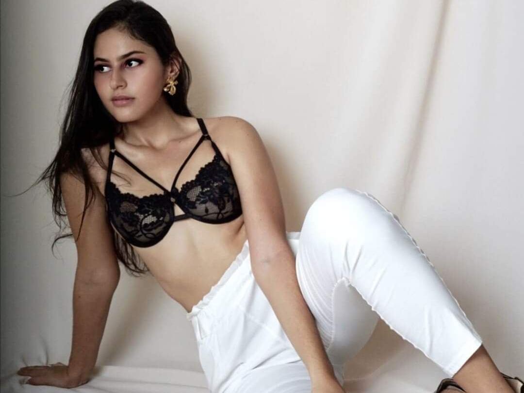 valeriesantoss profielfoto van cam model 