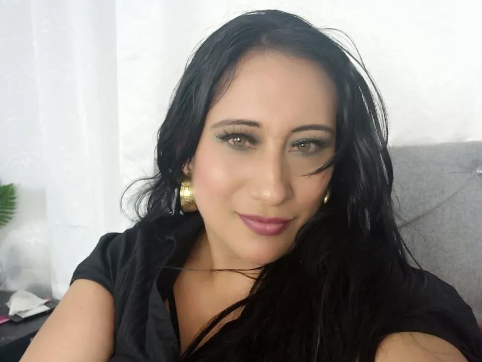 Image de profil du modèle de webcam carolinalovee