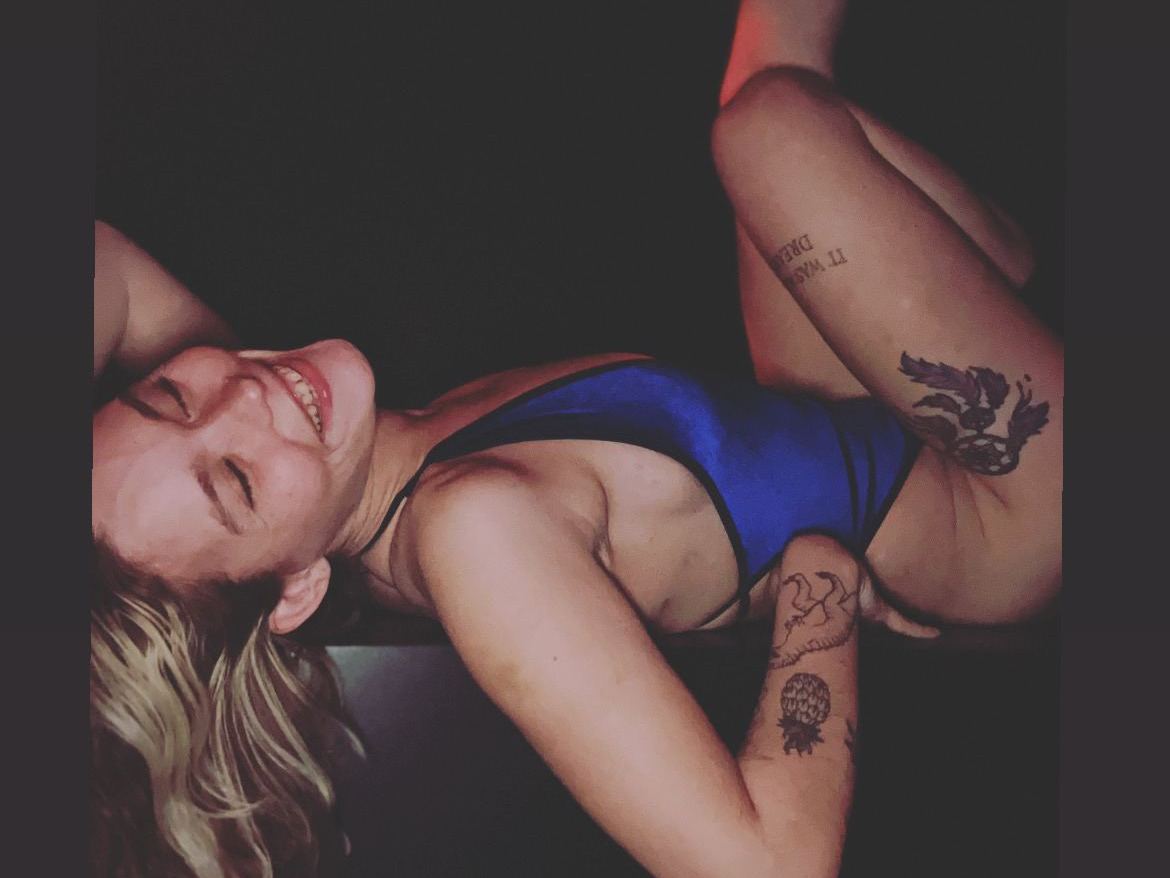 Imagen de perfil de modelo de cámara web de sangriashy