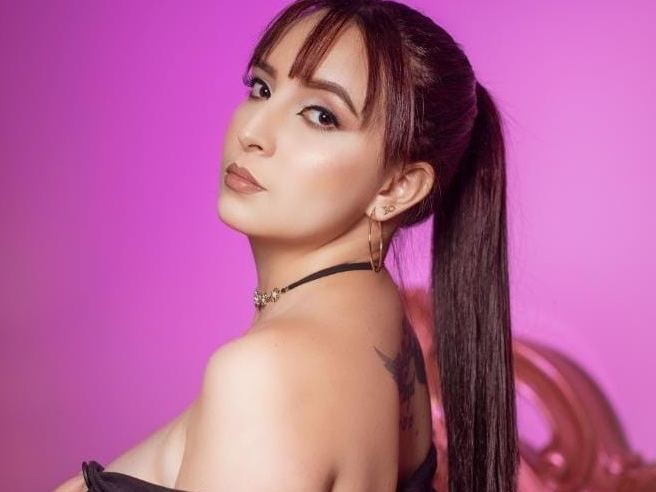 Imagen de perfil de modelo de cámara web de MiaCruzz18