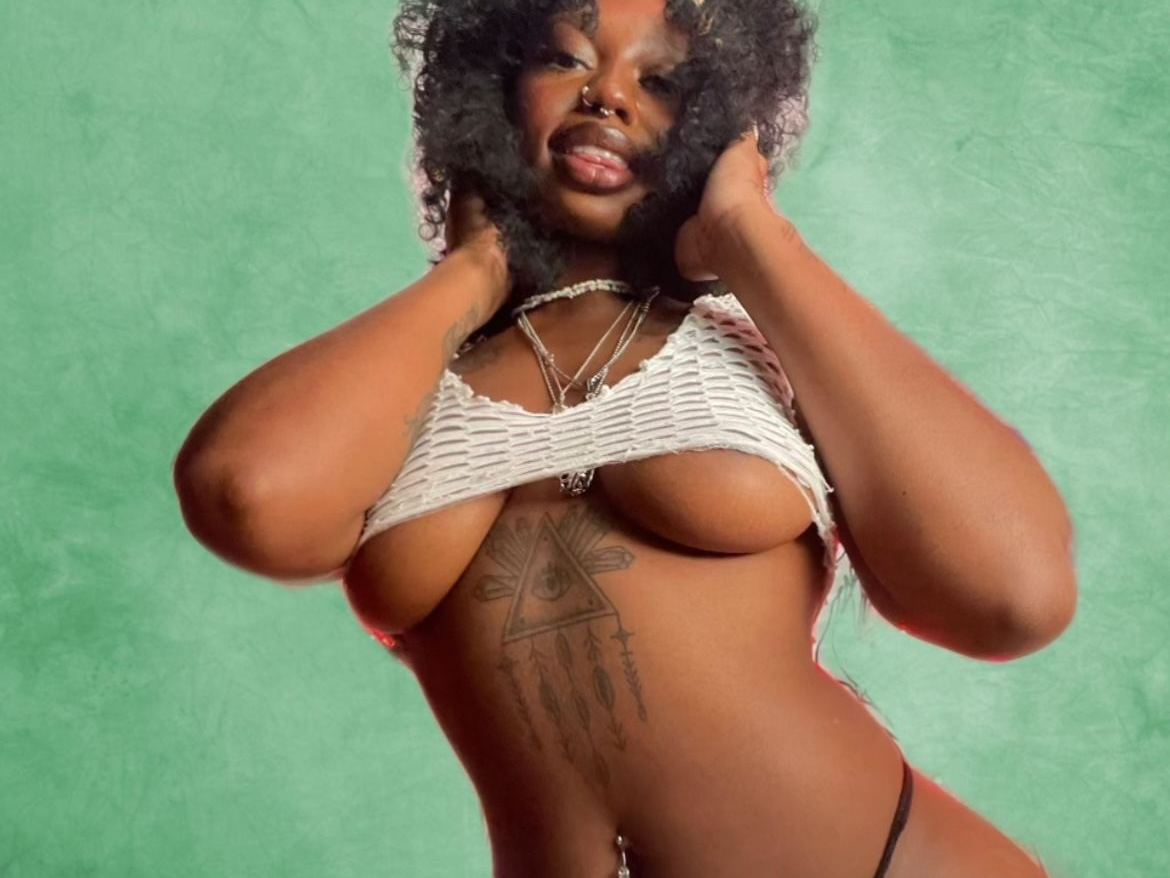 Imagen de perfil de modelo de cámara web de ExxxoticEbonie