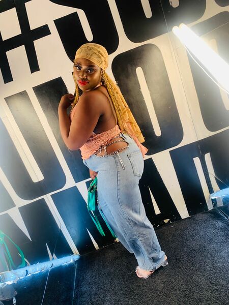 Performer HotCurvy21 Photo 1