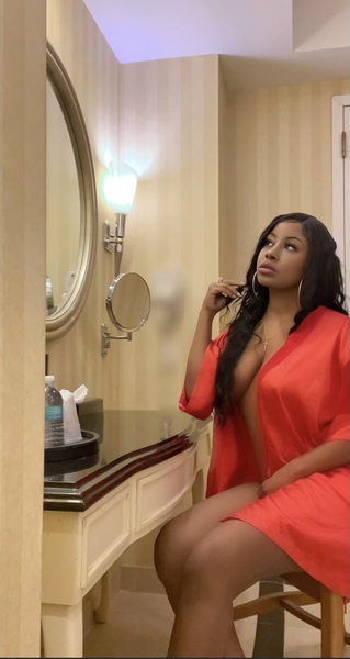 Performer Charrrllleee1 Photo 3