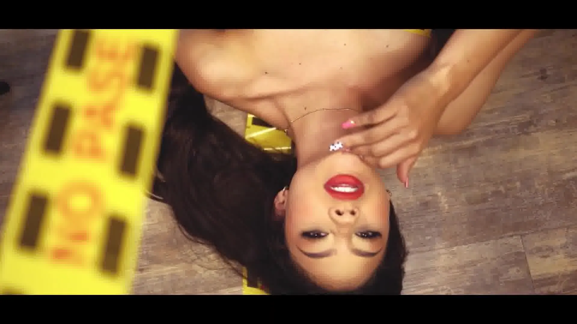 Interprete ArianaColinns Video 1