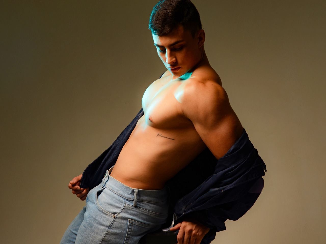 Imagen de perfil de modelo de cámara web de AaronEvans