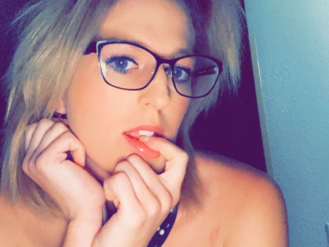 Imagen de perfil de modelo de cámara web de HellaZella22