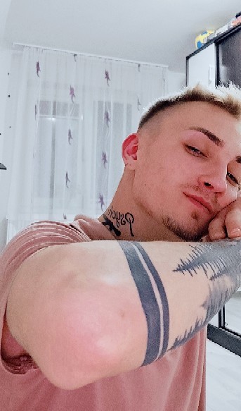 Performer RayRian Photo 4