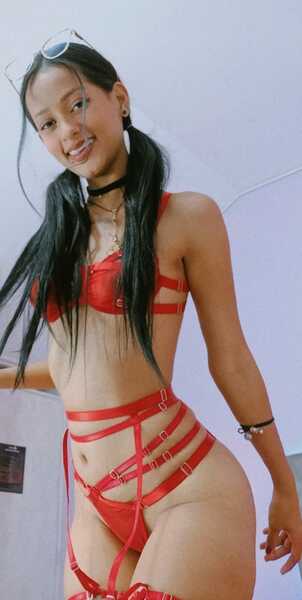 Performer IsabellBrunette Photo 1