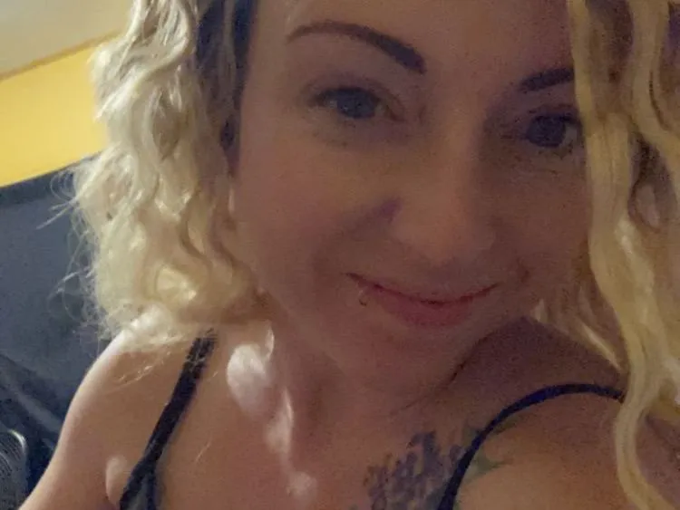 Image de profil du modèle de webcam HinataMarsh