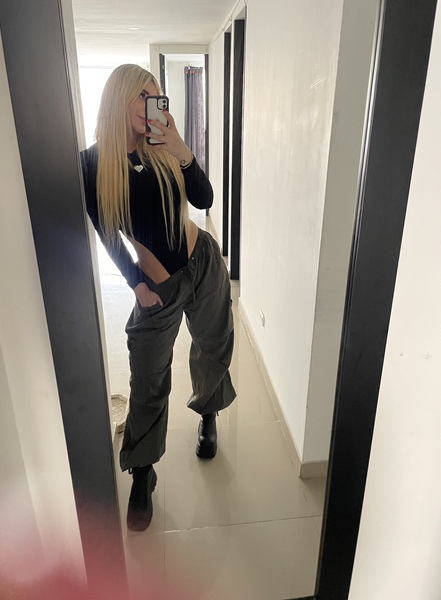 Performer zaraMiller18 Photo 9