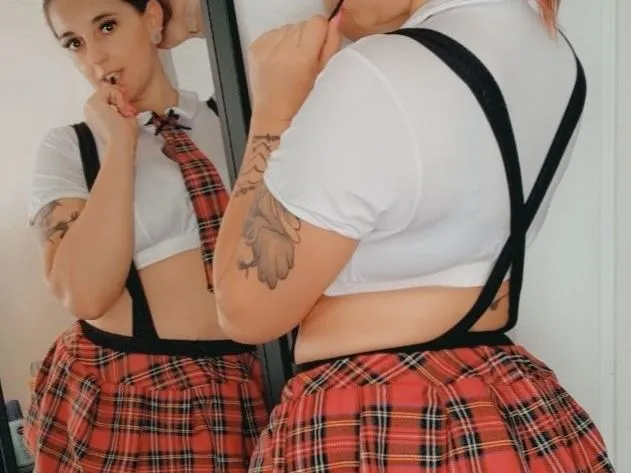 Imagen de perfil de modelo de cámara web de curvykayy95