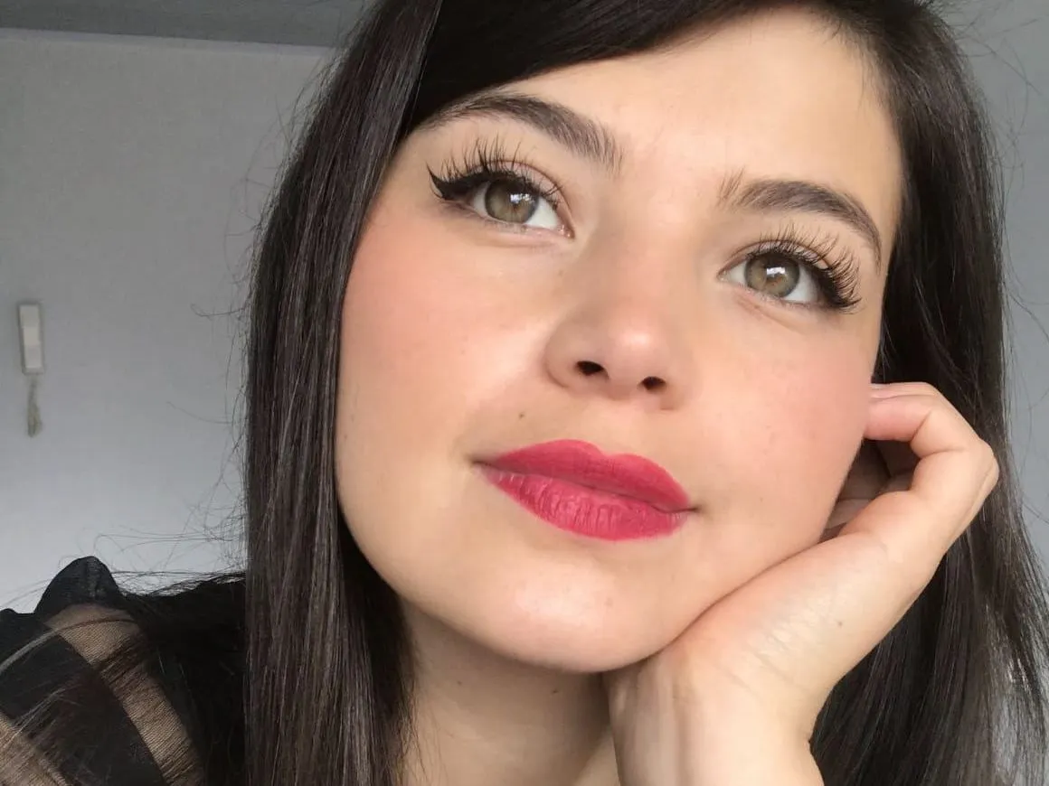 Image de profil du modèle de webcam MiaRousse18