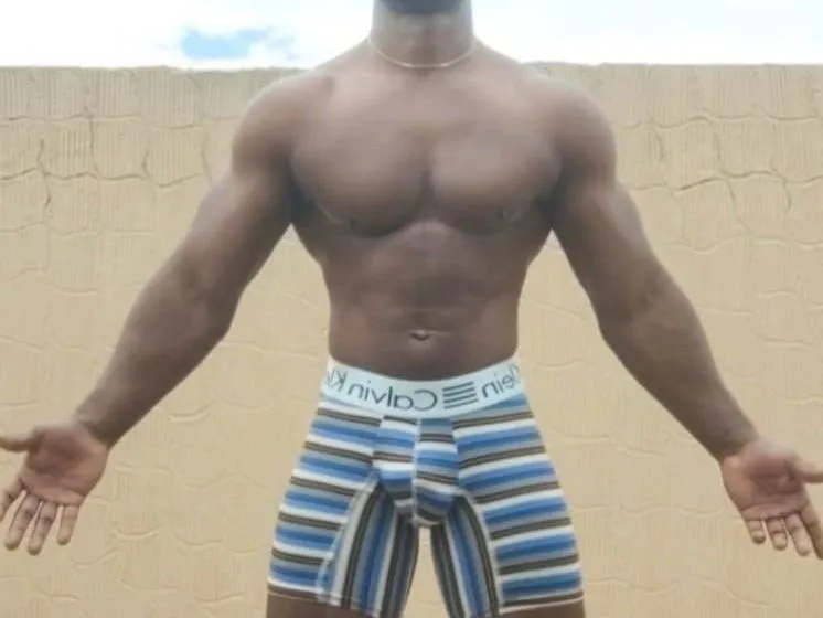 menmuscleforux profilbild på webbkameramodell