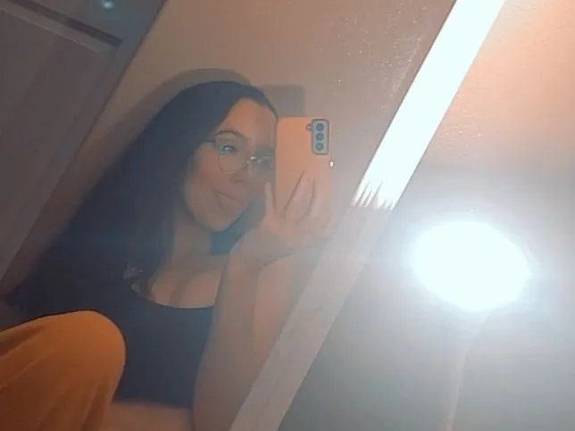 ninablanc683 profilbild på webbkameramodell