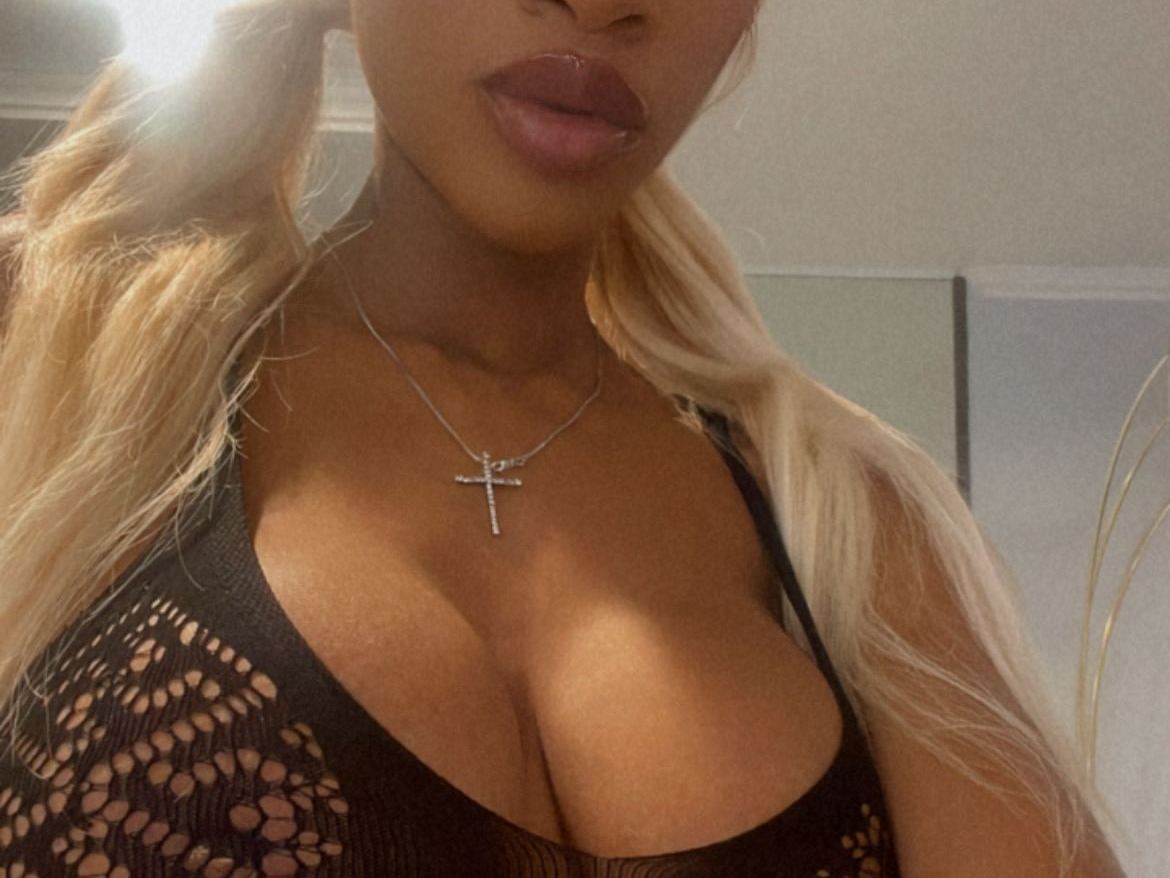 Carmen22900 profilbild på webbkameramodell