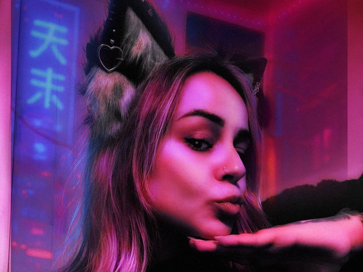 Performer Aerin Photo 8