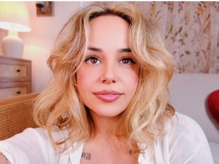 Aerin cam model profile picture