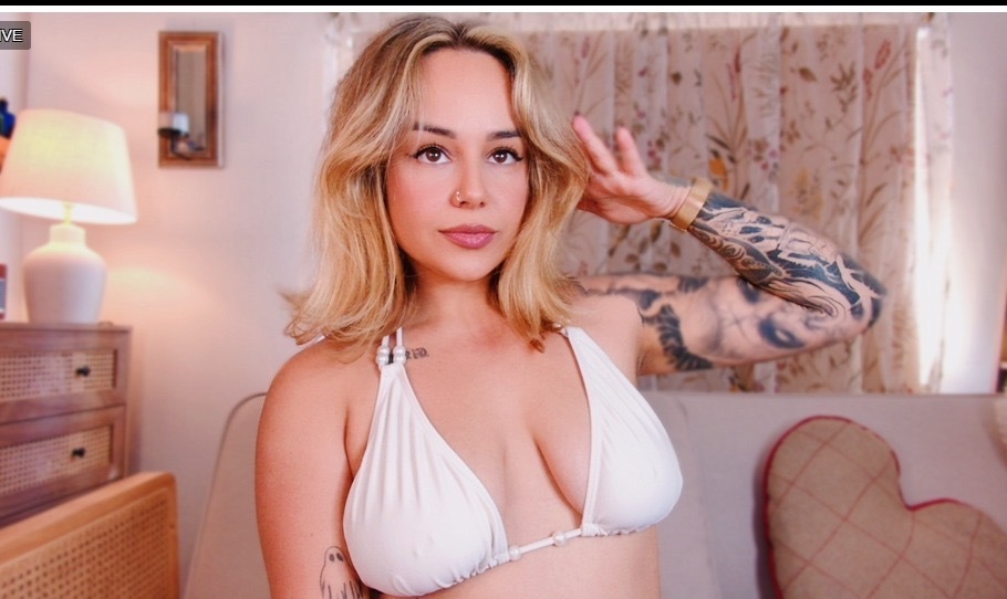 Performer Aerin Photo 7