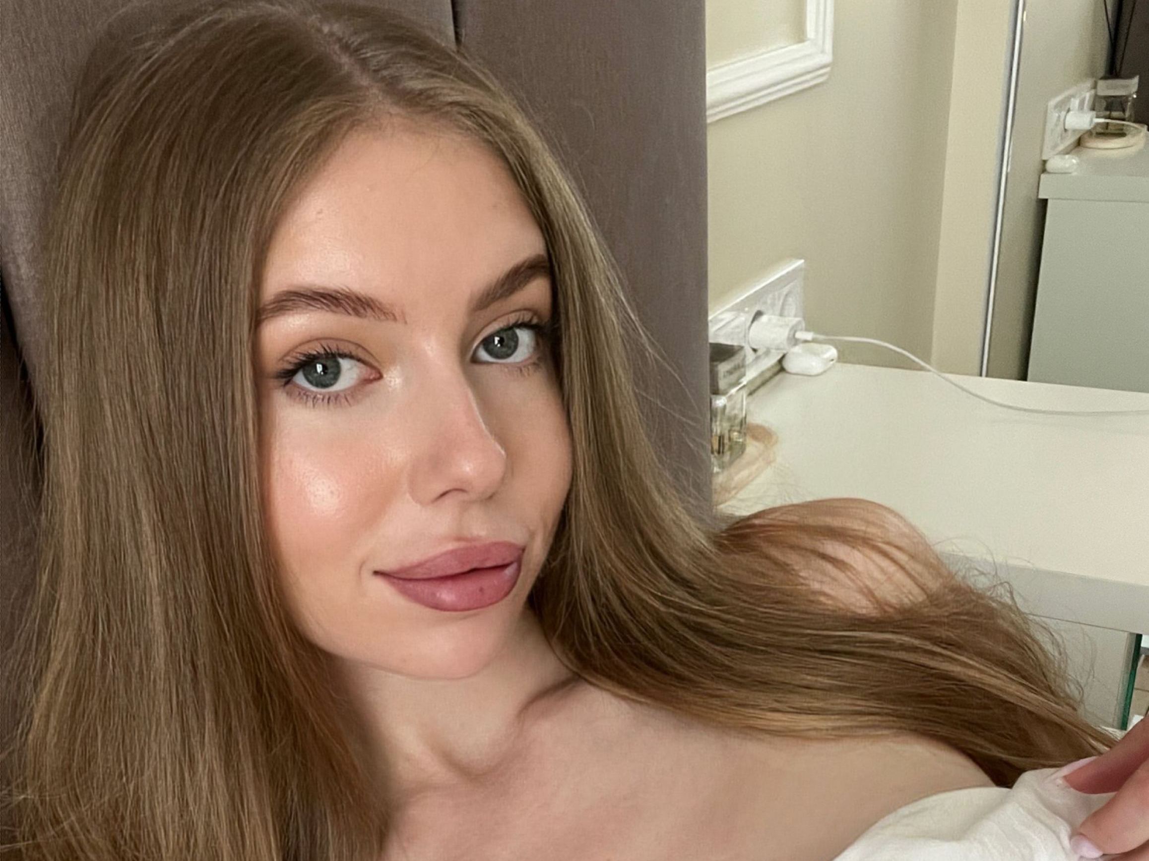 monami18 profilbild på webbkameramodell