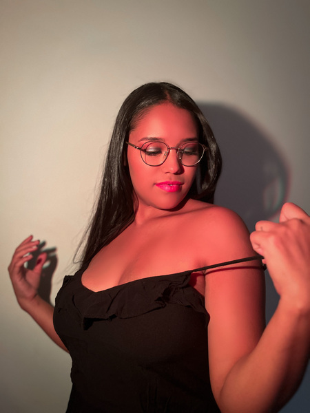 Performer LunaHiller Photo 2