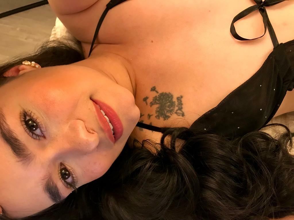 EmaCross cam model profile picture