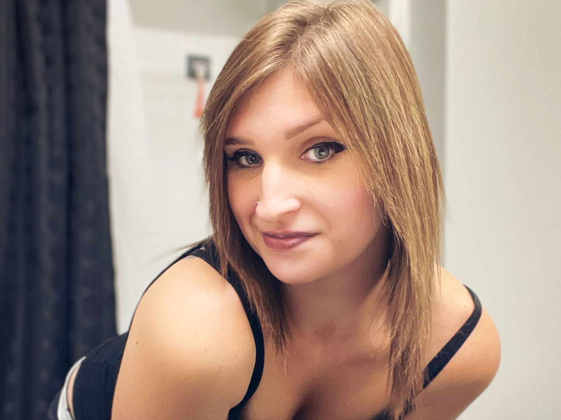 Imagen de perfil de modelo de cámara web de Kxrxo