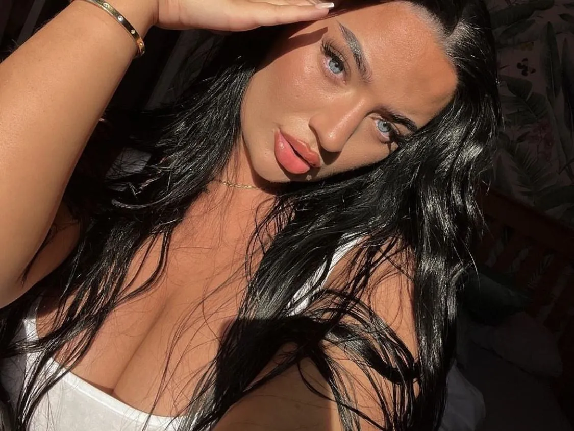 AroraUK profielfoto van cam model