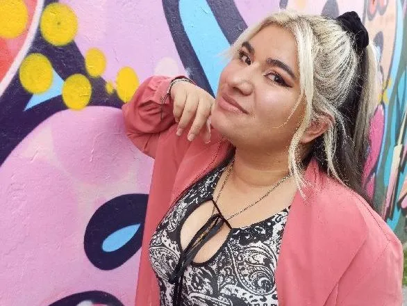 YisArias cam model profile picture