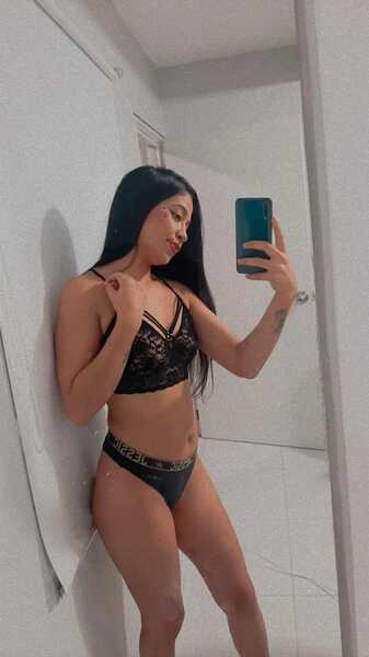 Performer YessiAlbani Photo 8