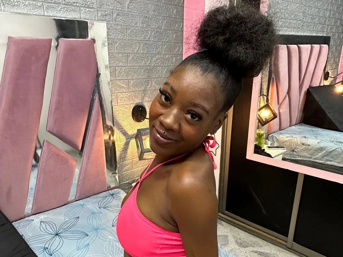 MilaHalls profielfoto van cam model