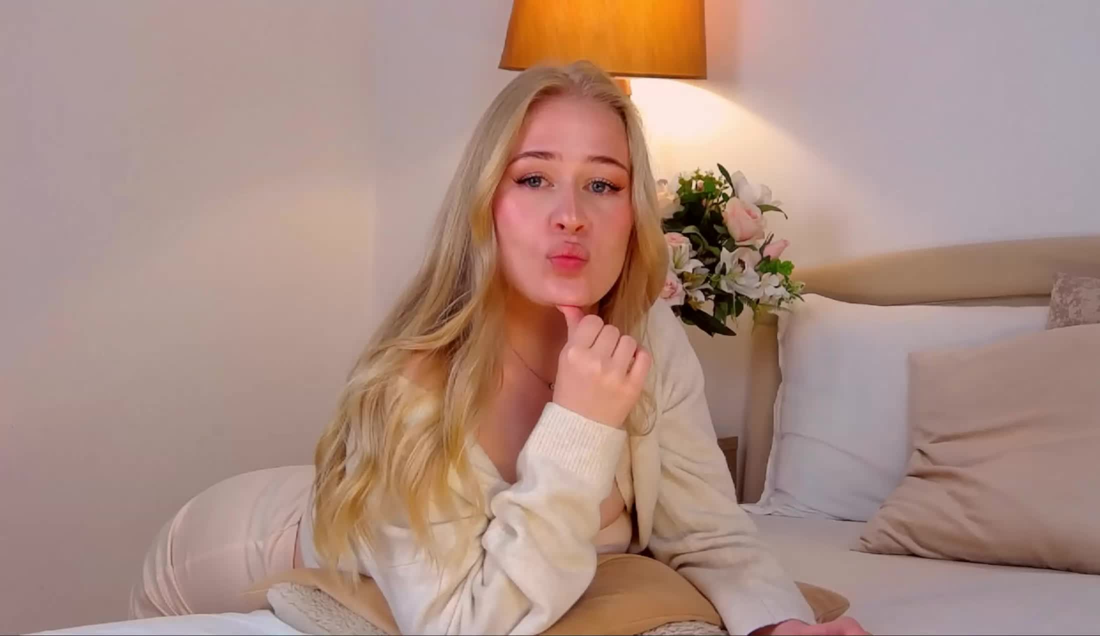 Performer JuliaJue Video 2