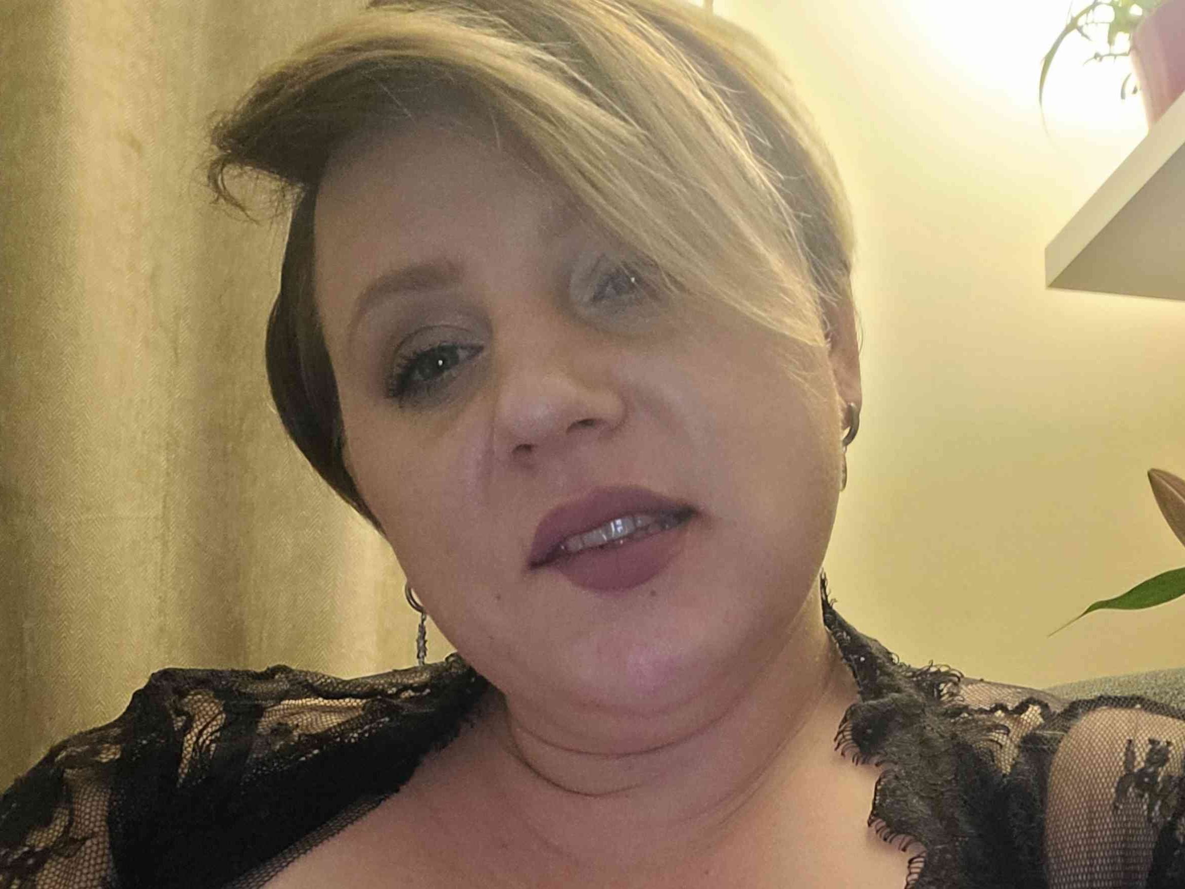 Foto de perfil de modelo de webcam de CurvaciousMeggan